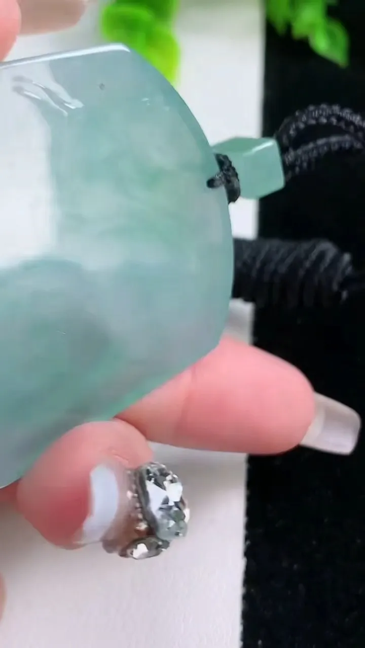 天然A货翡翠种飘花观音菩萨吊坠，尺寸52-42-5.2，重量:34.89g
1月16日