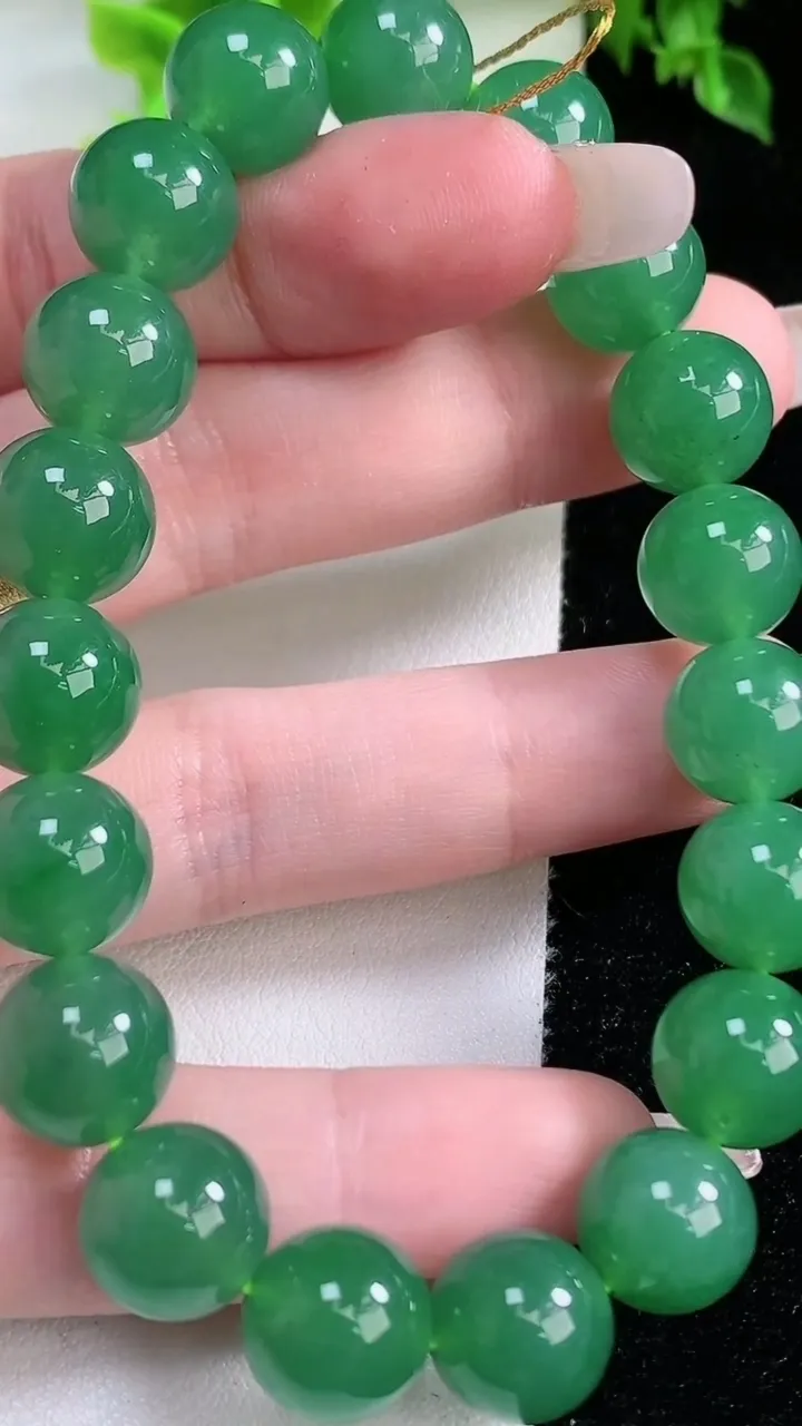 天然A货翡翠圆珠手串，尺寸10.6-19颗，重量:42.80g1月16日
工厂直销收藏佳品,种好水足，色泽均匀，有种有色，上手高大气！
