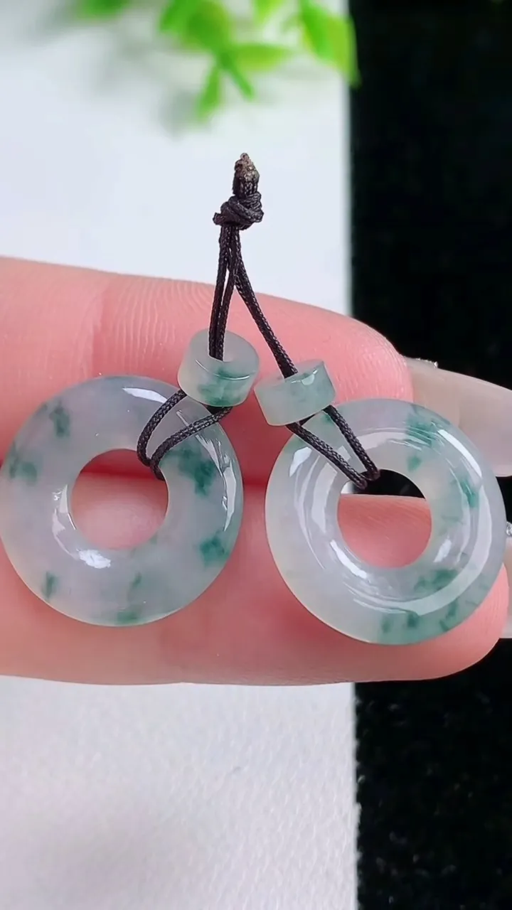 天然A货翡翠飘花平安环吊坠一对，尺寸17.4-2.7，重量:3.86g
1月16日