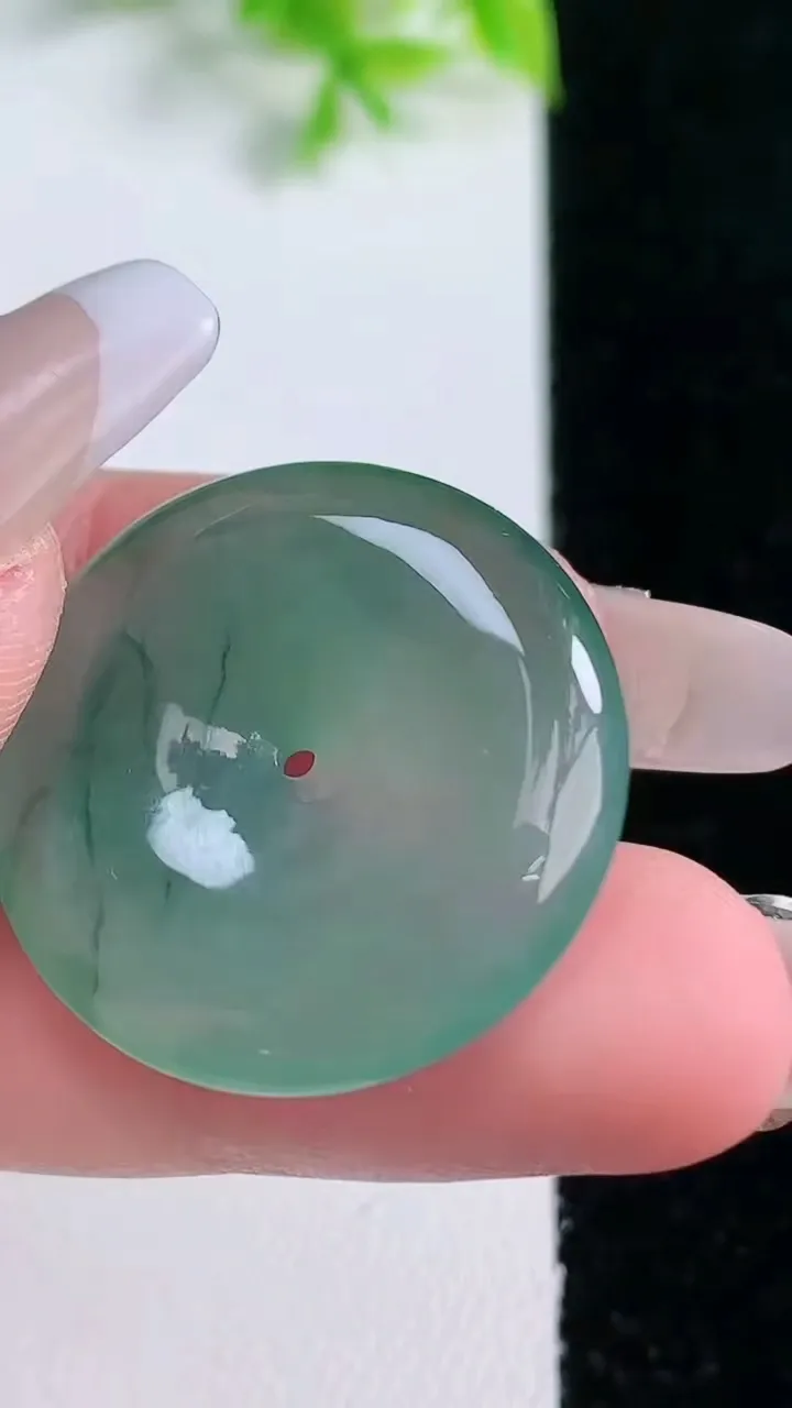 天然A货翡翠平安扣吊坠，尺寸26.3-5.3，重量:8.32g
1月16日