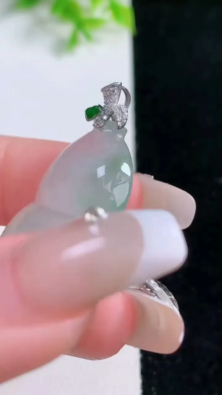 天然A货翡翠葫芦吊坠，尺寸31.4-22.3-6，重量:7.93g
1月16日