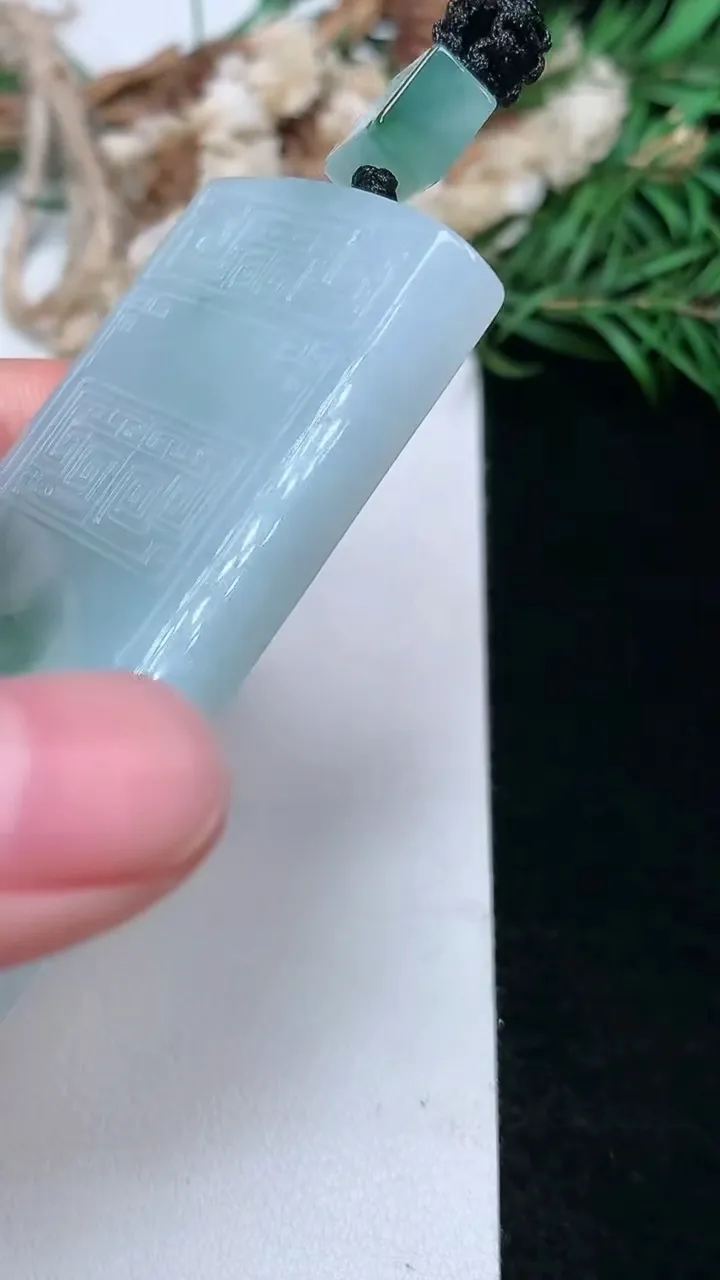 天然A货翡翠飘花仿古无事牌吊坠，尺寸61-32.5-5.9，重量:39.00g
1月16日