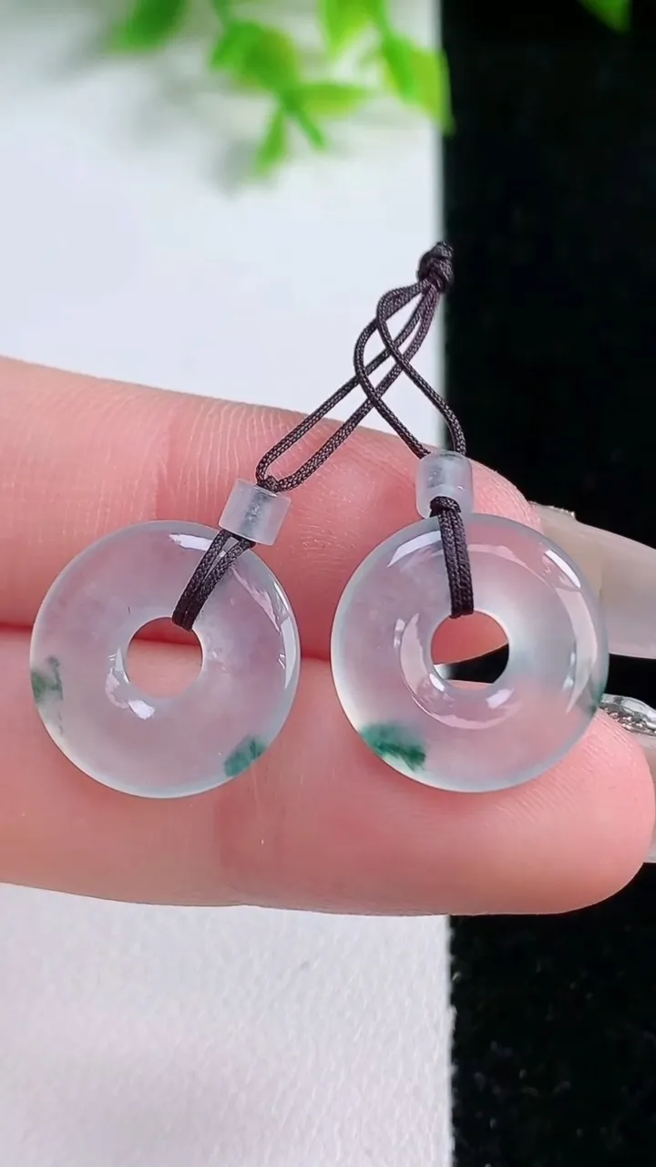 天然A货翡翠冰种飘花平安环吊坠一对，尺寸15.5-2.4，重量:3.18g
1月16日