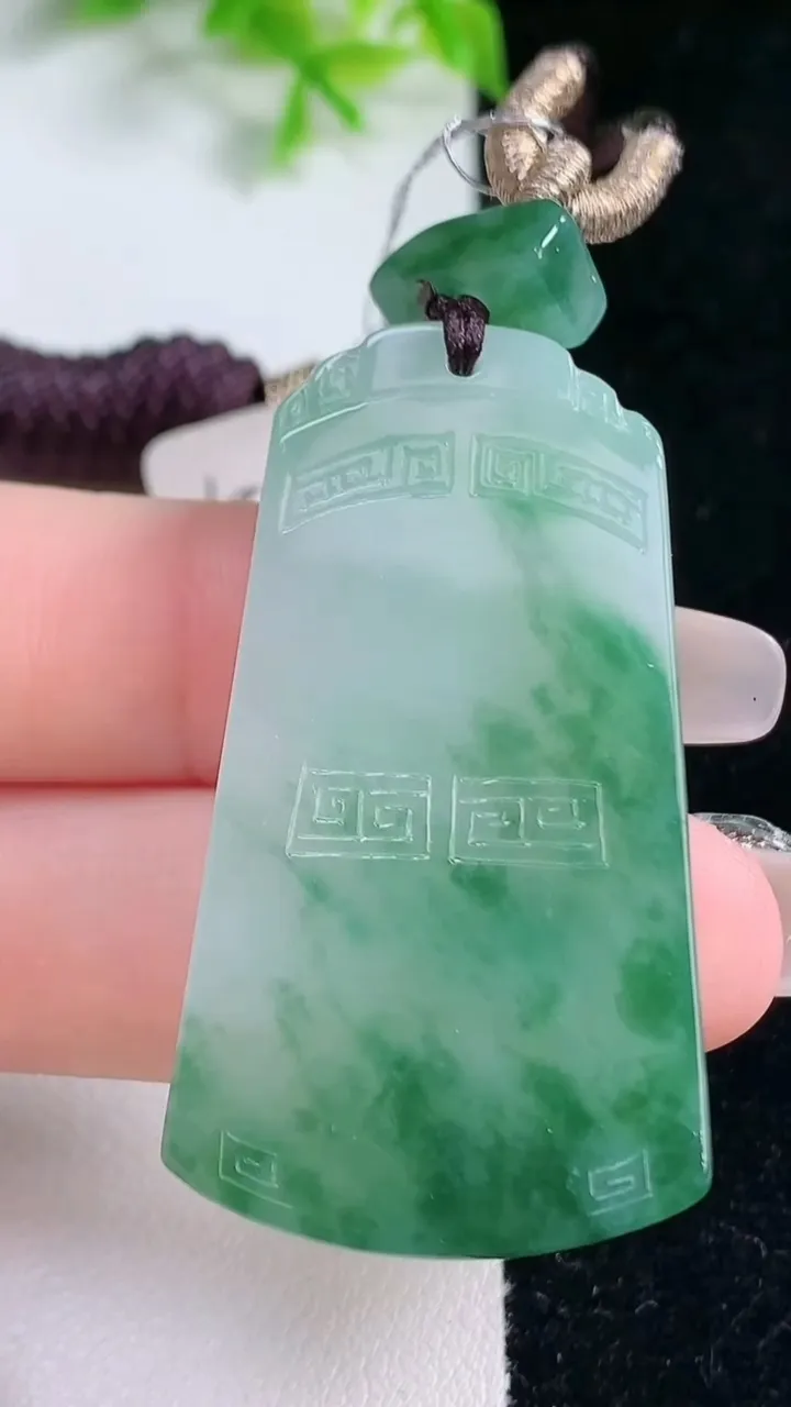 天然A货翡翠冰种飘花仿古无事牌吊坠，尺寸46-25-5.8，重量:23.38g
1月16日