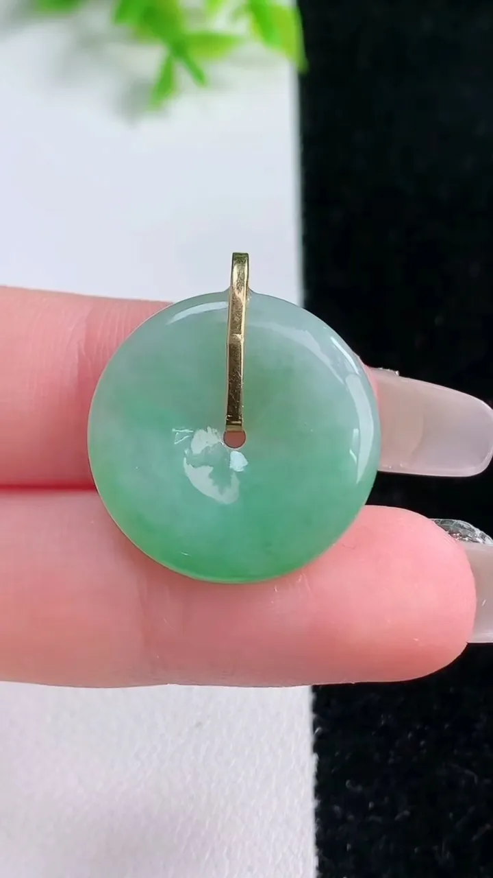 天然A货翡翠平安扣吊坠，尺寸21.3-3.4，重量:3.90g
1月16日