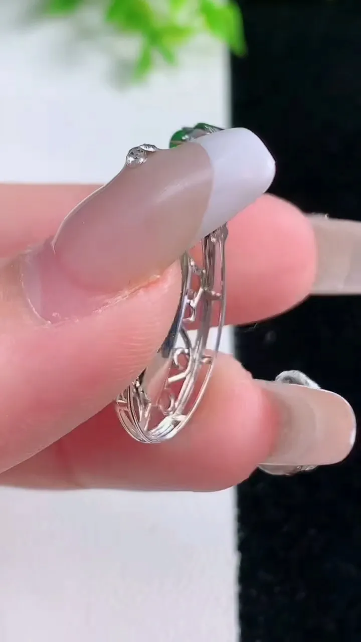 天然A货翡翠随形吊坠，尺寸30.3-12-6.8，裸石15-3.9重量:2.30g
1月16日