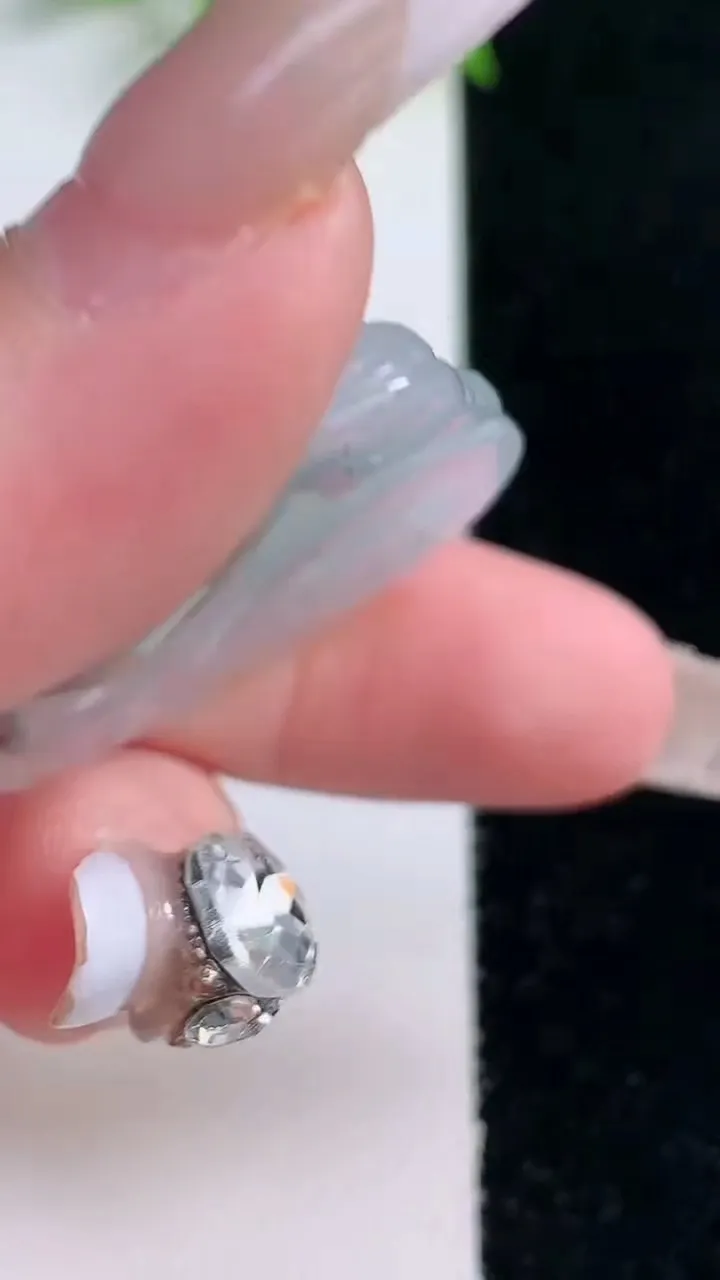 天然A货翡翠冰种飘花佛公吊坠，尺寸31.7-33.5-6.2，重量:10.25g
1月16日