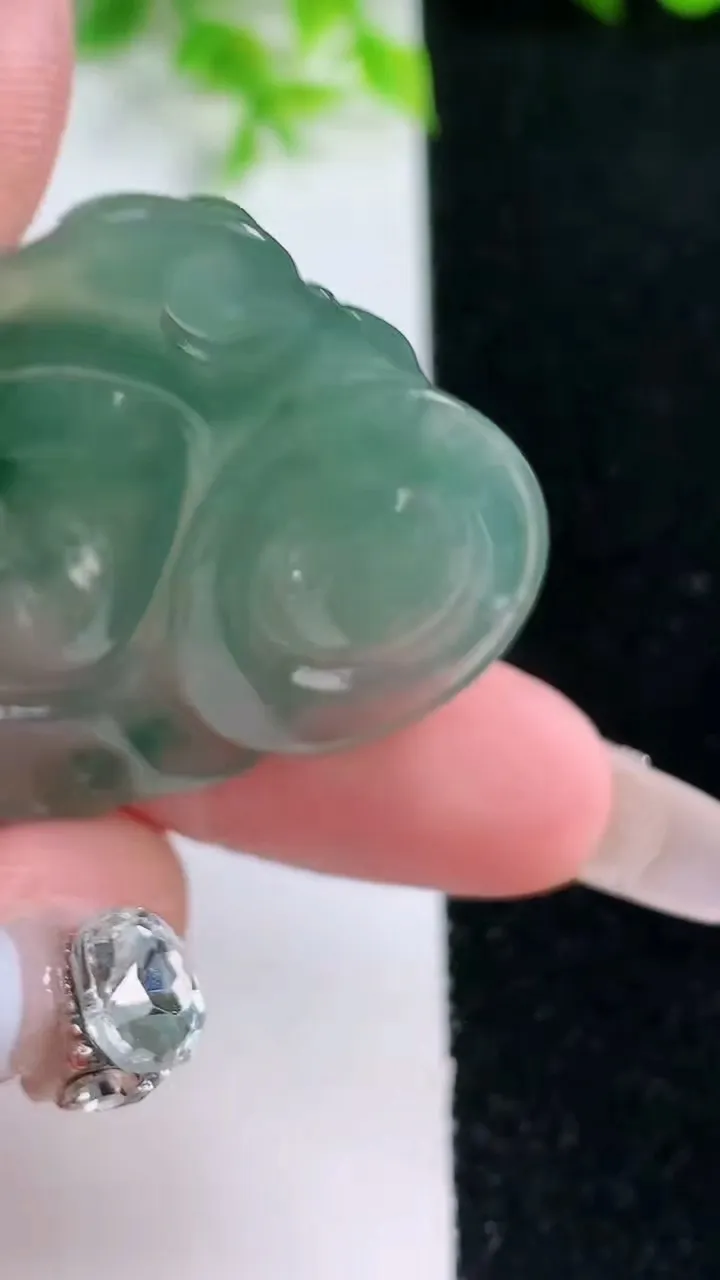 天然A货翡翠冰种飘花佛公吊坠，尺寸36.7-39.8-7.8，重量:16.46g
1月16日