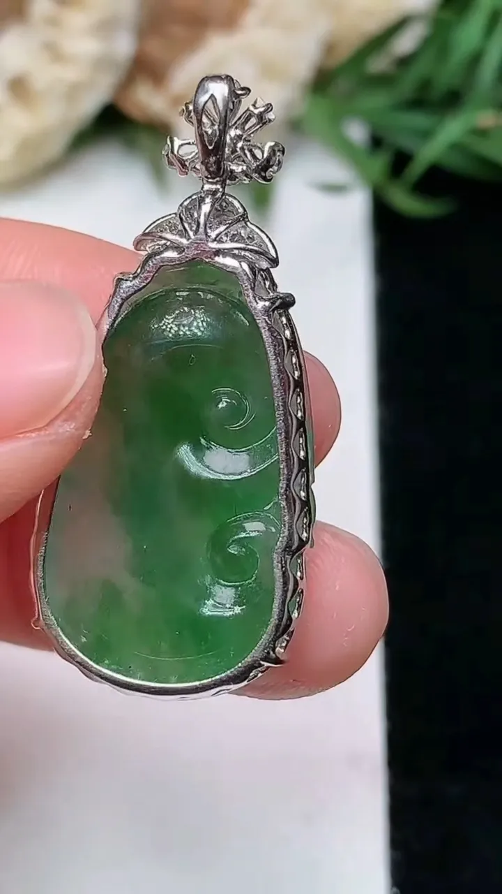 天然A货翡翠如意吊坠，尺寸25-15.2-5.5，重量:3.88g
1月16日