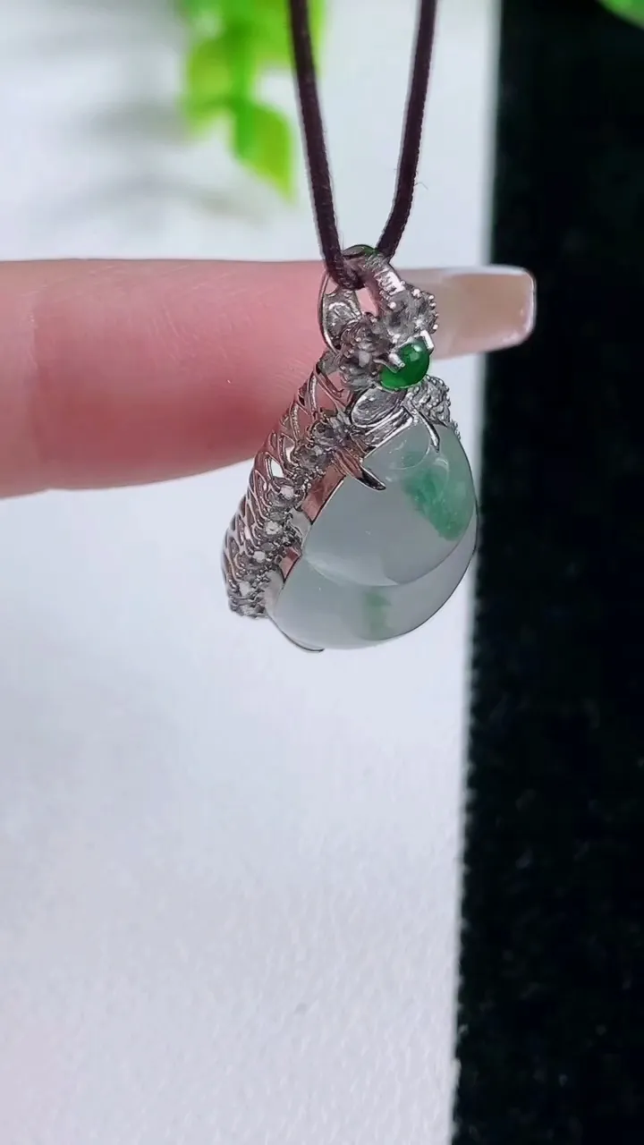 天然A货翡翠种飘花葫芦吊坠，尺寸30.6-16.6-10.3，裸石18.4-13.5重量:4.89g
1月16日