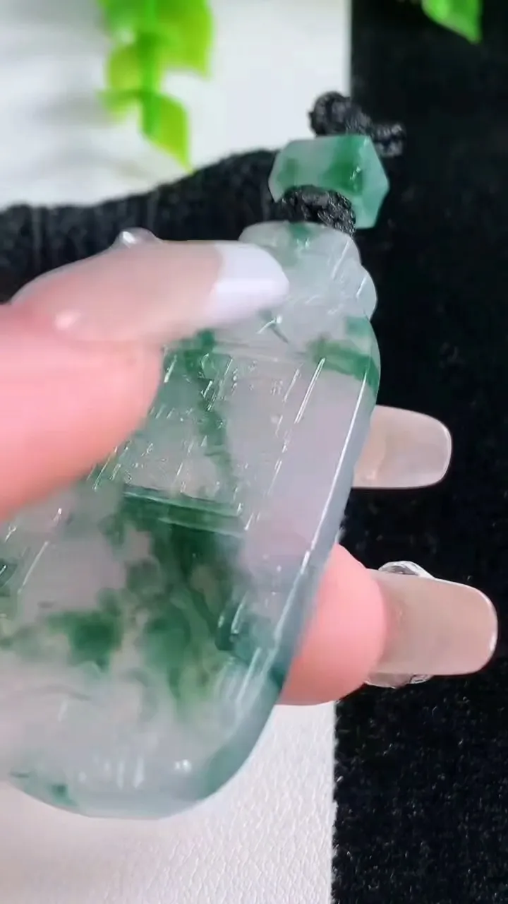 天然A货翡翠种飘花仿古无事牌吊坠，尺寸53.3-26.6-5，重量:23.25g
1月16日