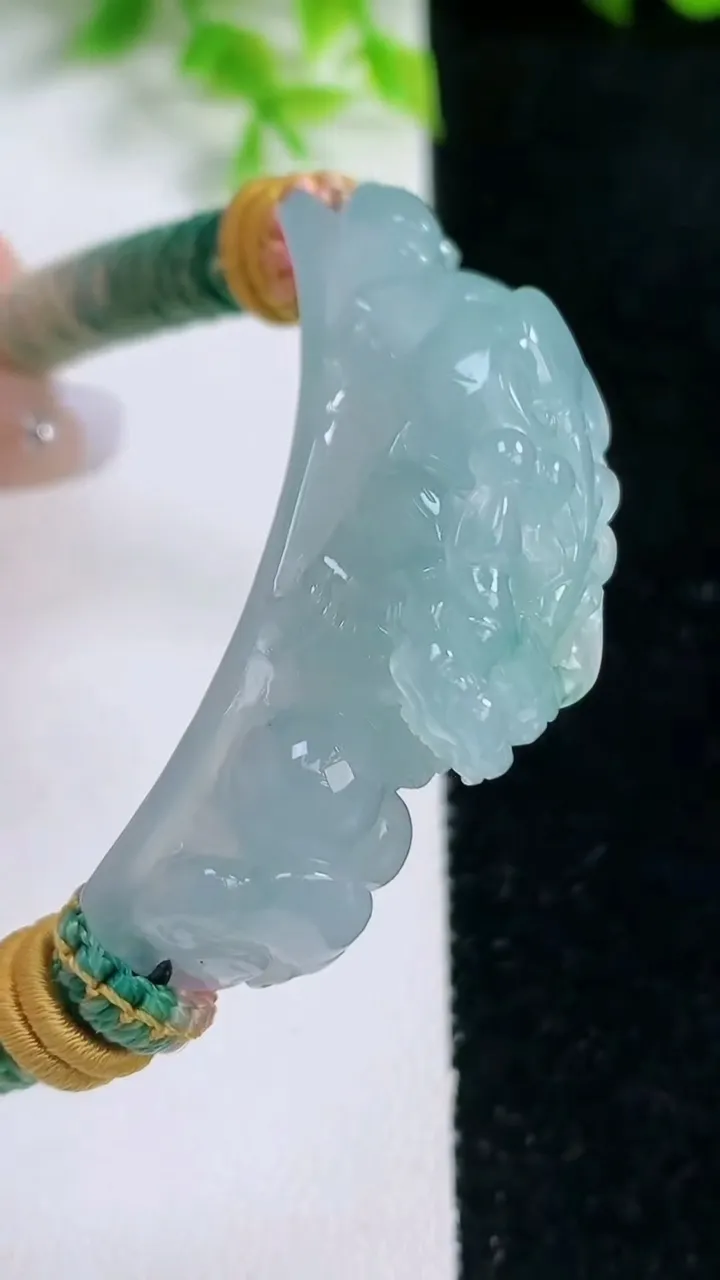 天然A货翡翠冰种飘花貔貅手牌，尺寸48-12.4-15，重量:31.72g
1月16日