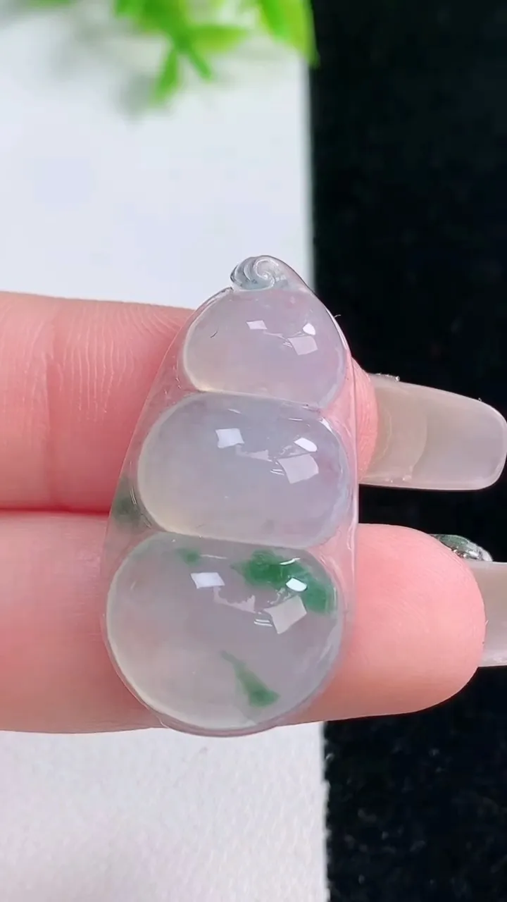 天然A货翡翠冰种飘花福豆吊坠，尺寸32.3-17.3-5.7，重量:4.89g
1月16日