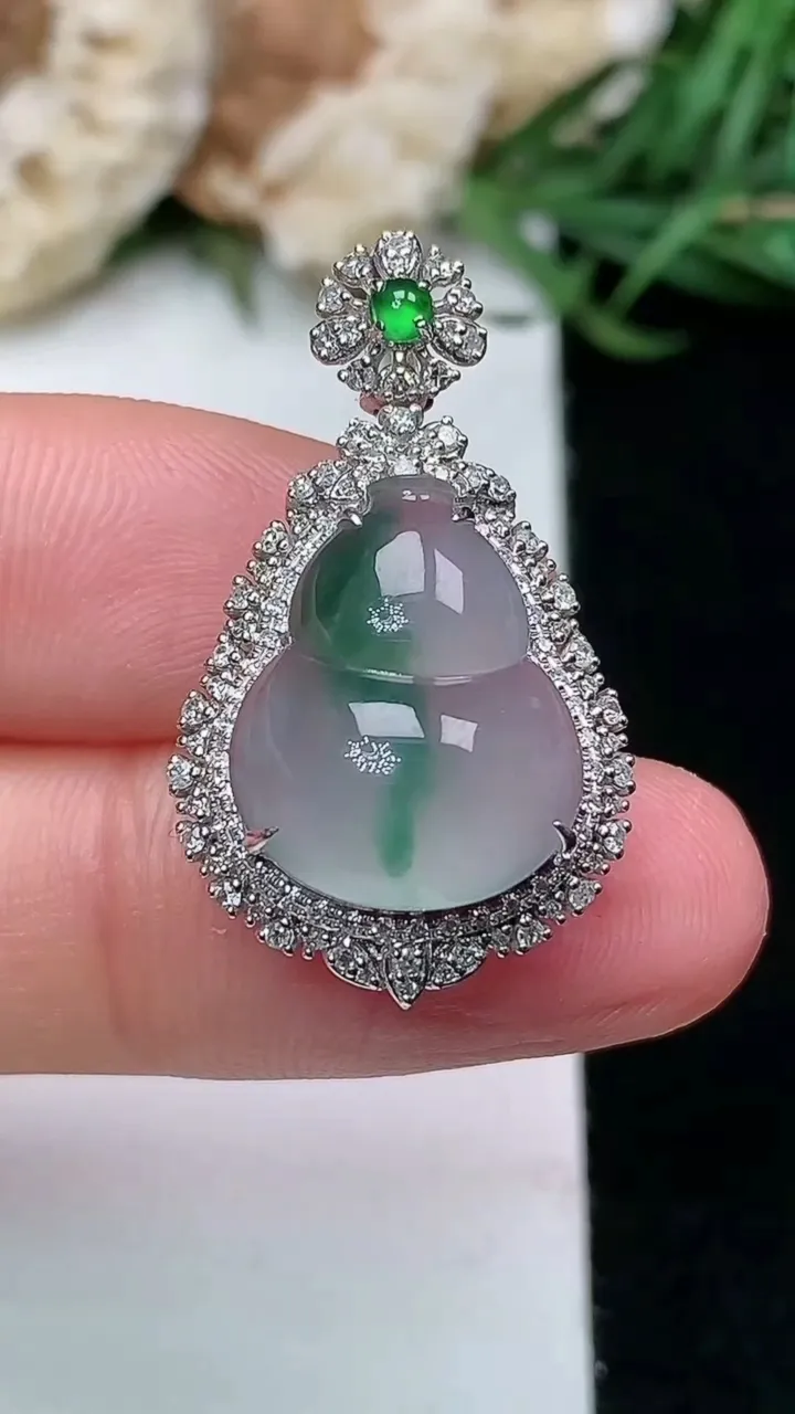 天然A货翡翠葫芦吊坠，尺寸28.3-16.8-10.8，裸石15-12.4，重量:3.22g
1月1