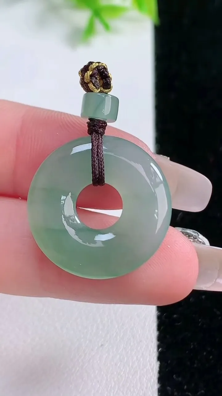 天然A货翡翠平安环吊坠，尺寸22-3.6，重量:4.12g
1月16日