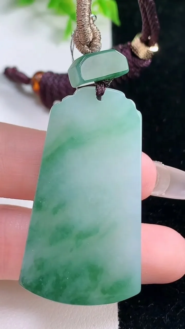 天然A货翡翠冰种飘花仿古无事牌吊坠，尺寸46-25-5.8，重量:23.38g
1月16日