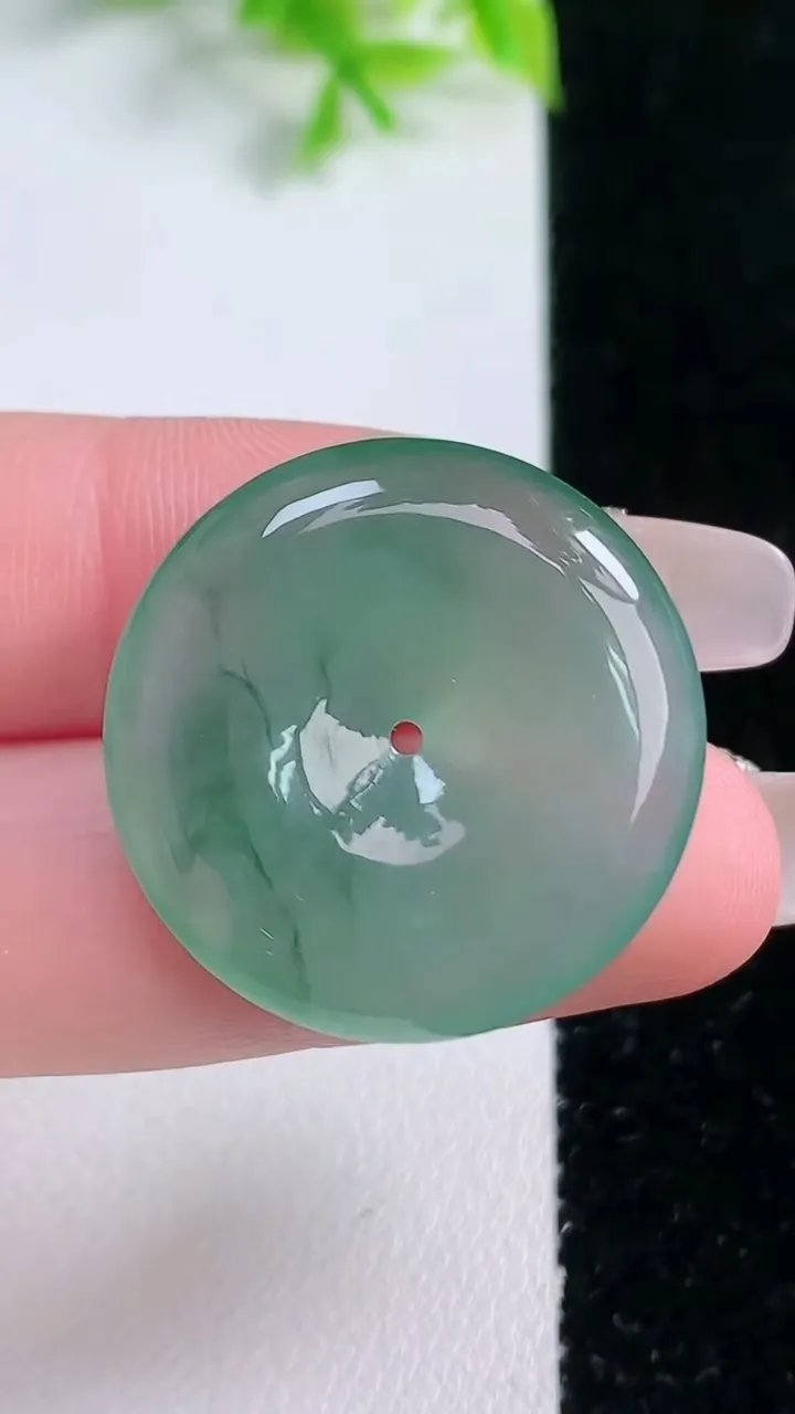 天然A货翡翠平安扣吊坠，尺寸26.3-5.3，重量:8.32g
1月16日