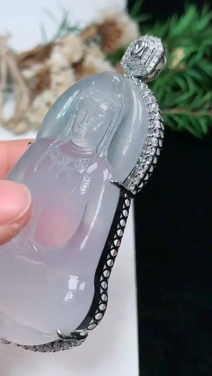 天然A货翡翠白冰素衣观音吊坠，尺寸75.6-60-37-12.3，重量:28.23g
1月16日