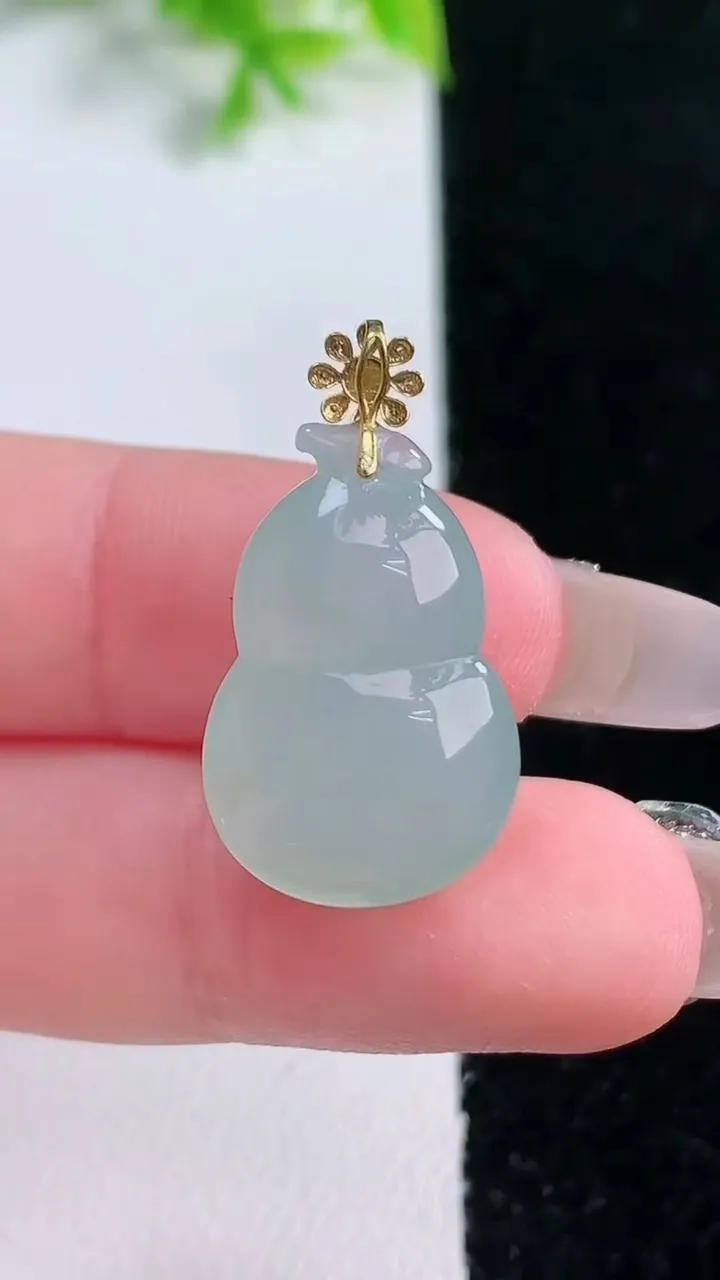 天然A货翡翠葫芦吊坠，尺寸23-14.6-8，重量:4.29g
1月16日