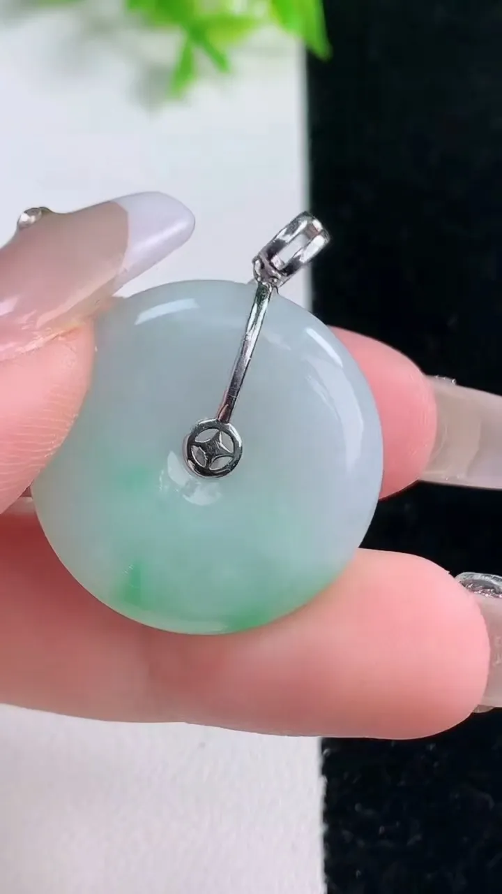 天然A货翡翠平安扣吊坠，尺寸25.4-5.8，重量:8.68g
1月16日