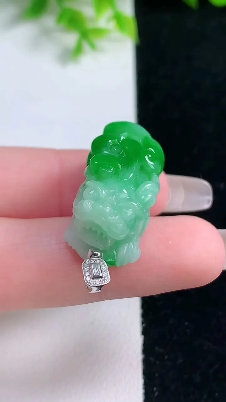 天然A货翡翠貔貅吊坠，尺寸26.5-13-13，重量:11.05g
1月16日