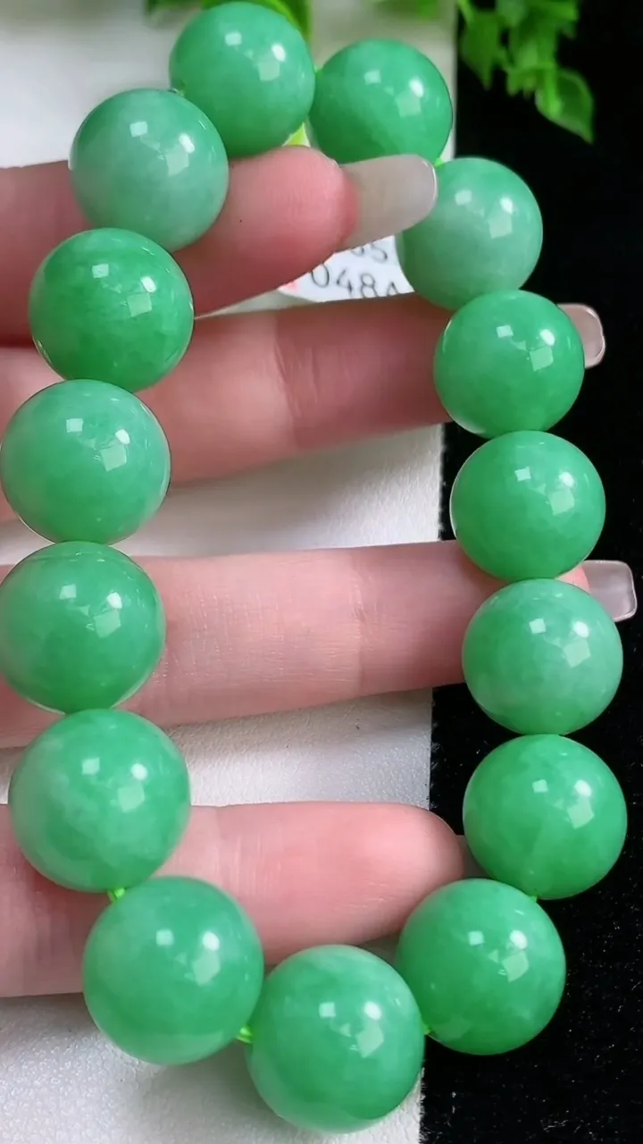 天然A货翡翠圆珠手串，尺寸13.8-15颗，重量:70.45g1月16日
工厂直销收藏佳品,种好水足，色泽均匀，有种有色，上手高大气！