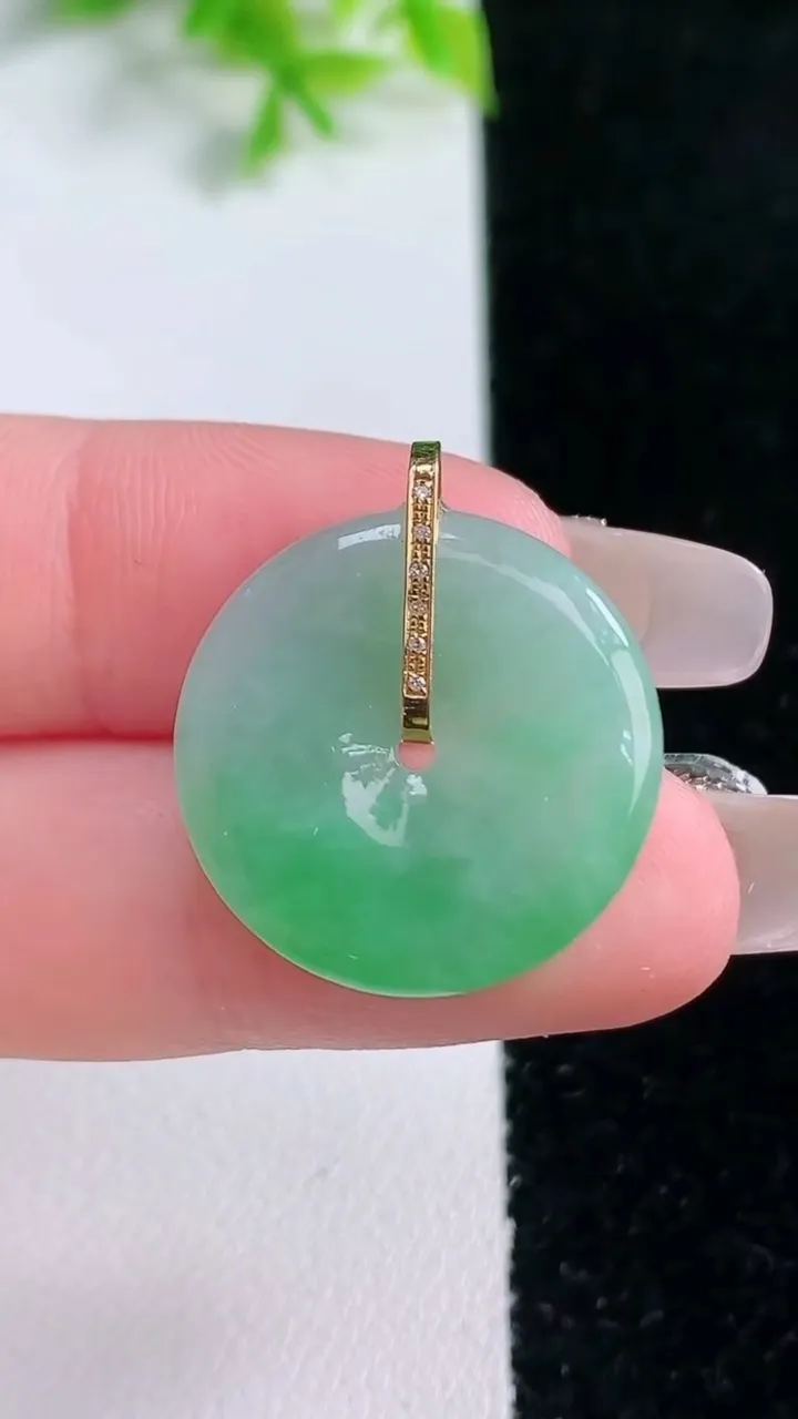 天然A货翡翠平安扣吊坠，尺寸21.3-3.4，重量:3.90g
1月16日