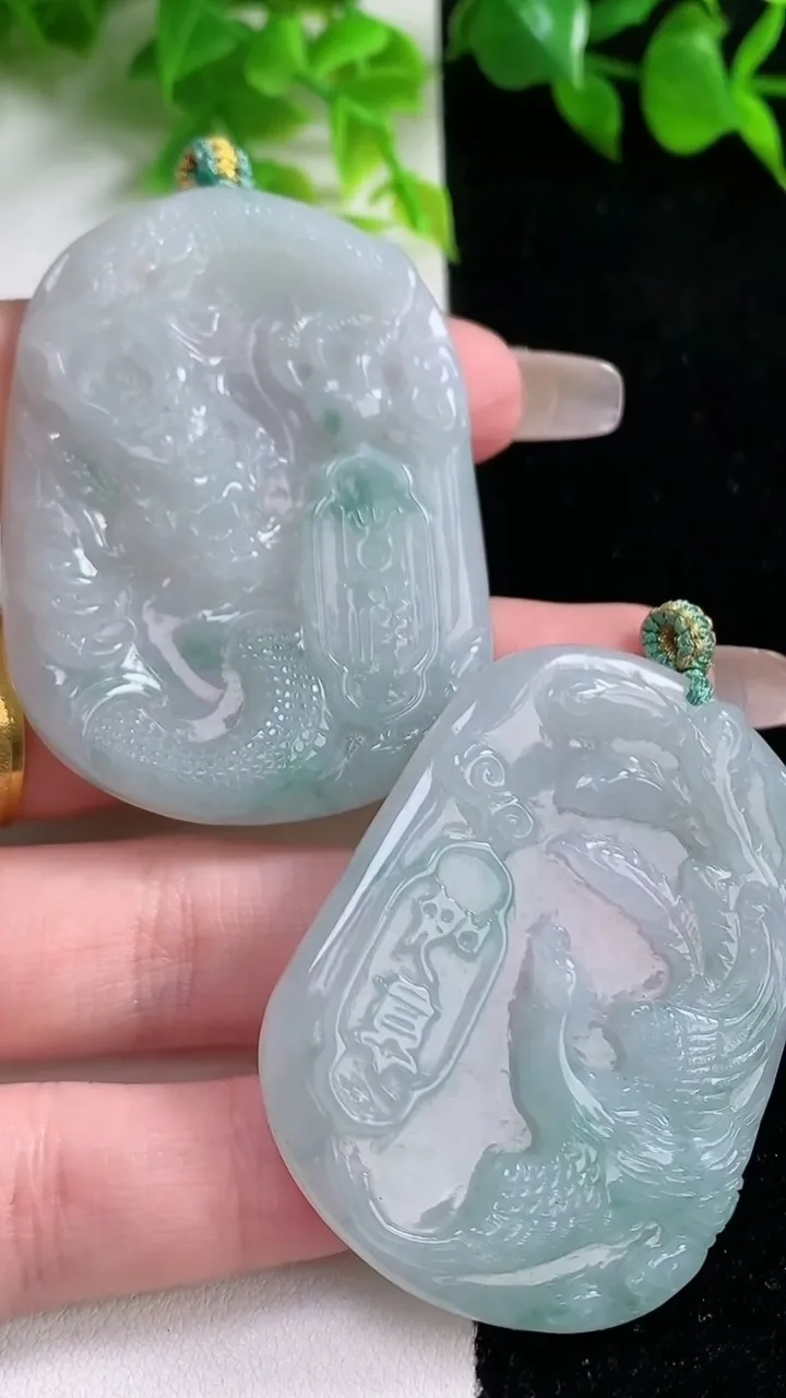 天然A货翡翠飘花龙凤呈祥吊坠一对，尺寸50.3-38-5，重量:44.01g
1月16日