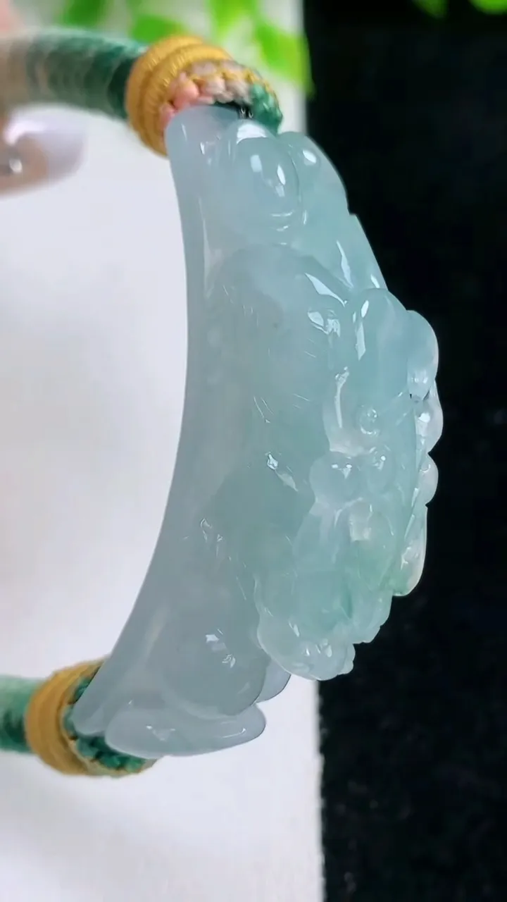 天然A货翡翠冰种飘花貔貅手牌，尺寸48-12.4-15，重量:31.72g
1月16日