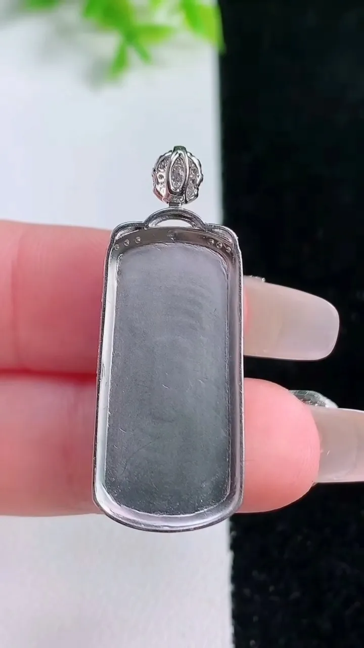 天然A货翡翠无事牌吊坠，尺寸35.5-14-4.9，裸石26-12.3重量:4.56g
1月16日