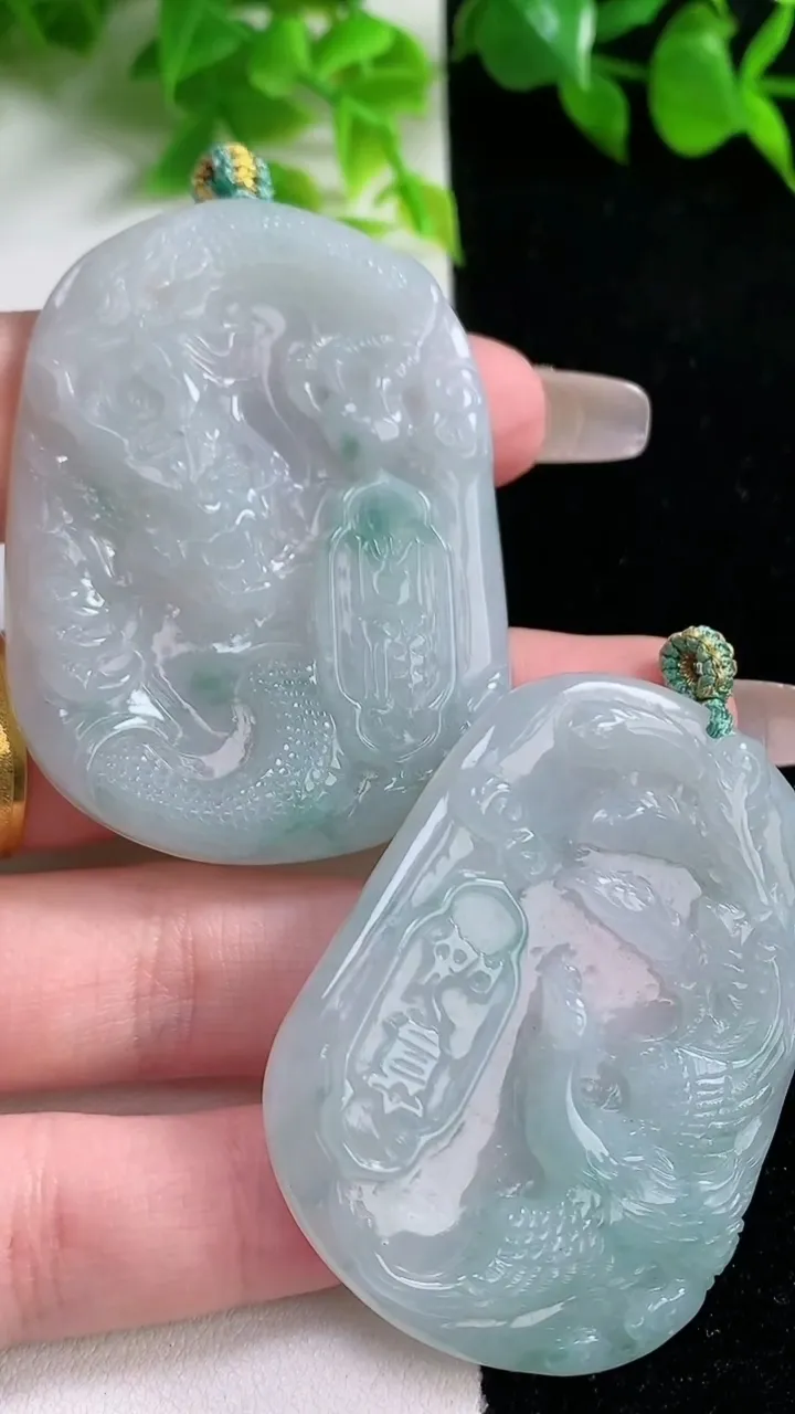 天然A货翡翠飘花龙凤呈祥吊坠一对，尺寸50.3-38-5，重量:44.01g
1月16日