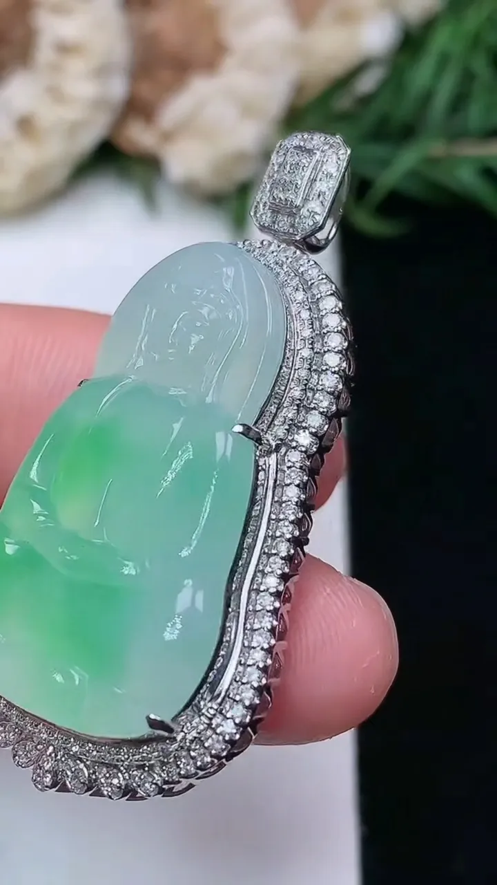 天然A货翡翠观音菩萨吊坠，尺寸42.5-20.9-10.3
1月16日