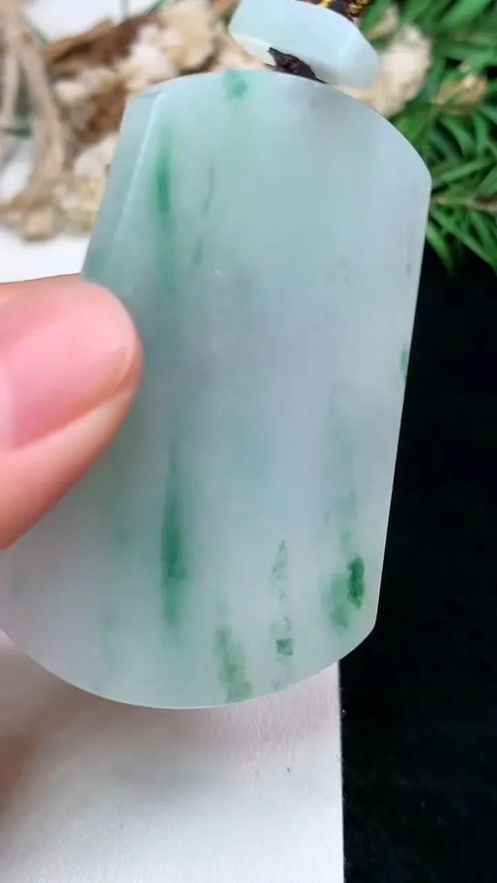 天然A货翡翠飘花无事牌吊坠，尺寸53-37.3-4.8，重量:27.85g
1月16日