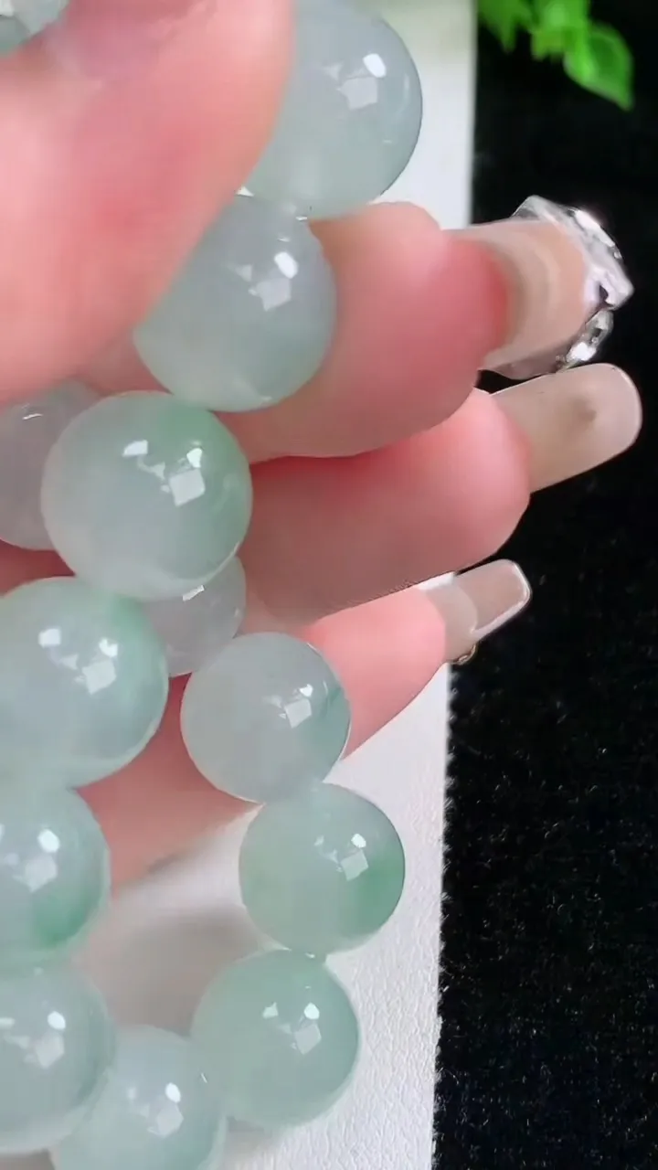 天然A货翡翠种飘花圆珠手串，尺寸12.5-16颗，重量:53.75g1月16日
工厂直销收藏佳品,种好水足，色泽均匀，有种有色，上手高大气！
