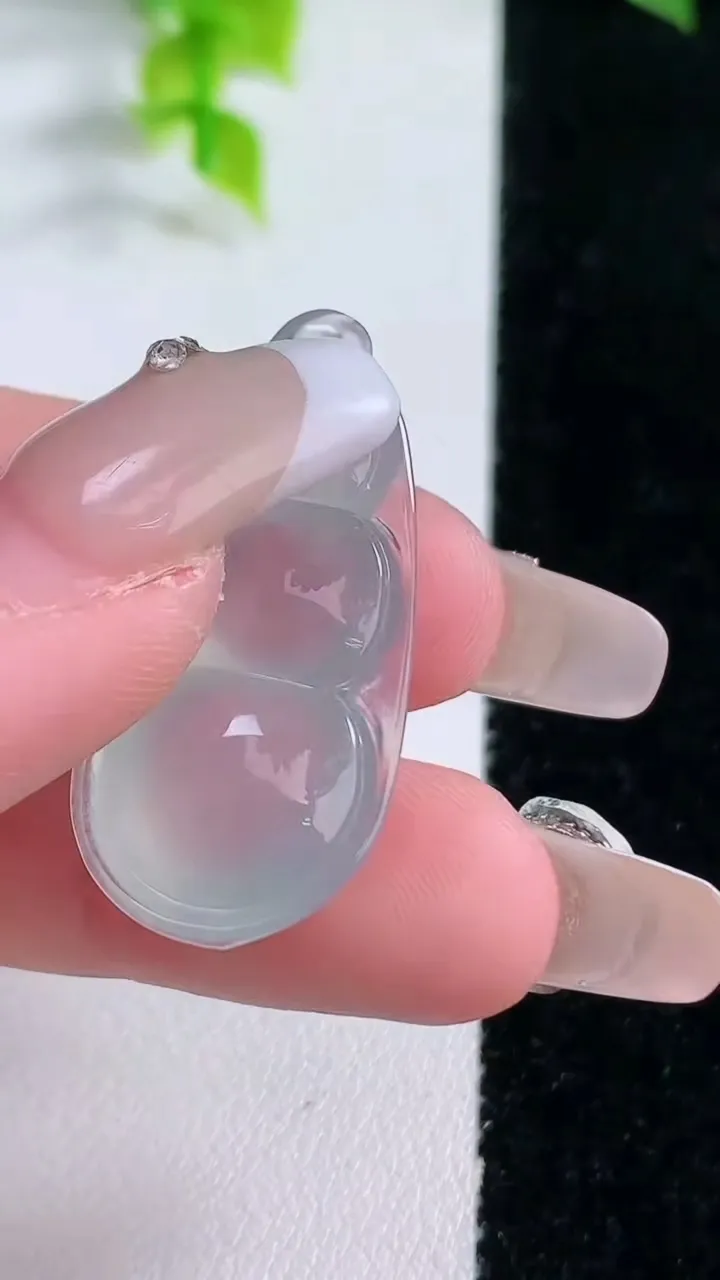 天然A货翡翠种飘花福豆吊坠，尺寸33-15.8-7.7，重量:5.44g
1月16日