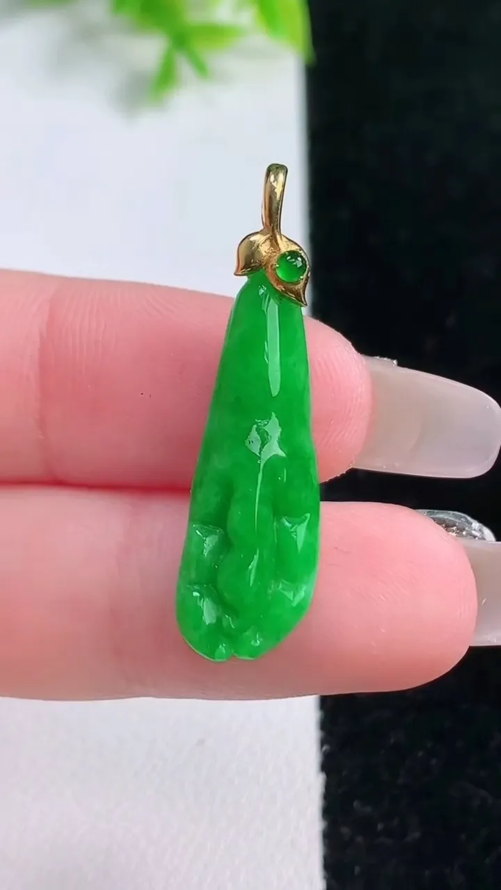 天然A货翡翠佛手瓜吊坠，尺寸25.8-8.8-4.4，重量:1.83g
1月16日
