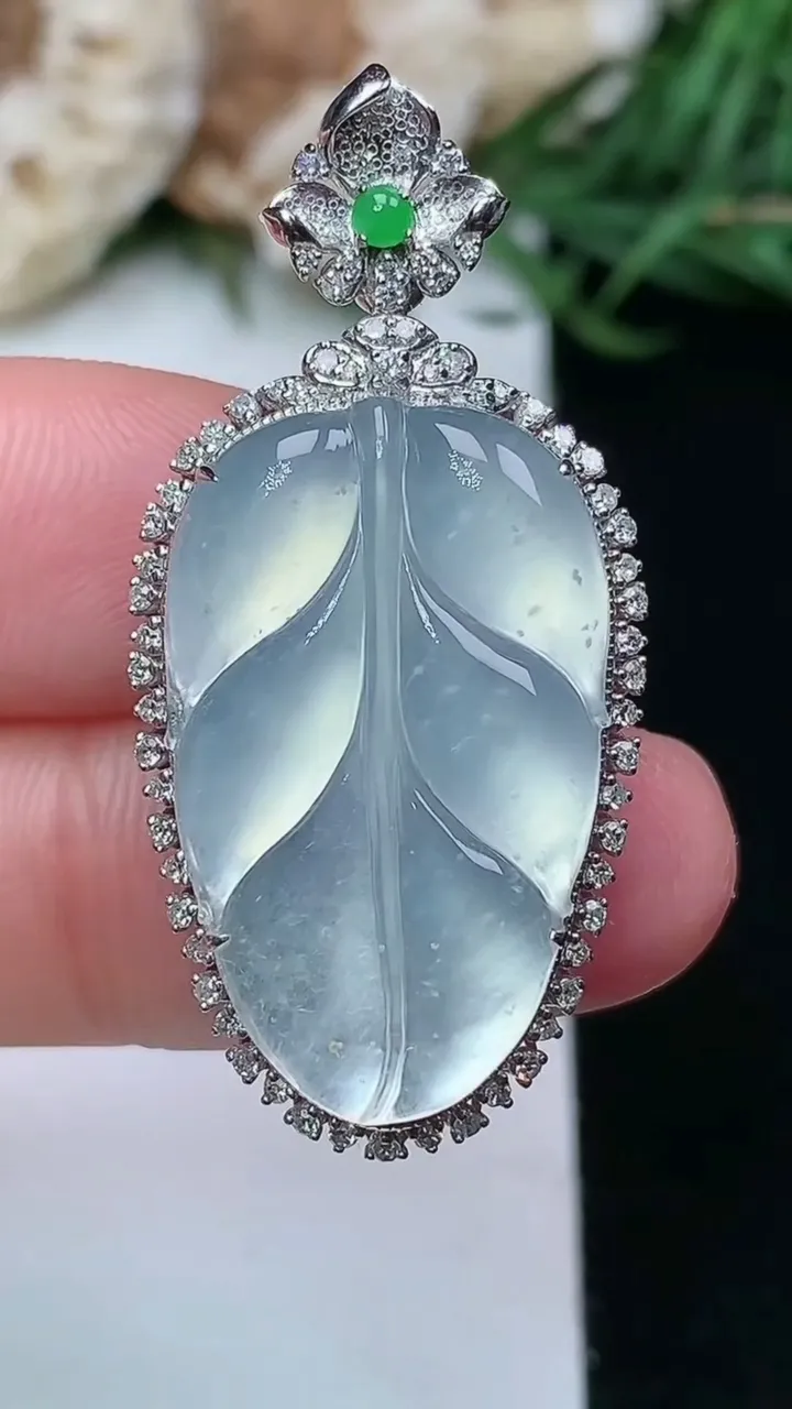 天然A货翡翠白冰金枝玉叶 叶子吊坠，尺寸38-18.2-8.4，裸石24.8-15，重量:5.17g