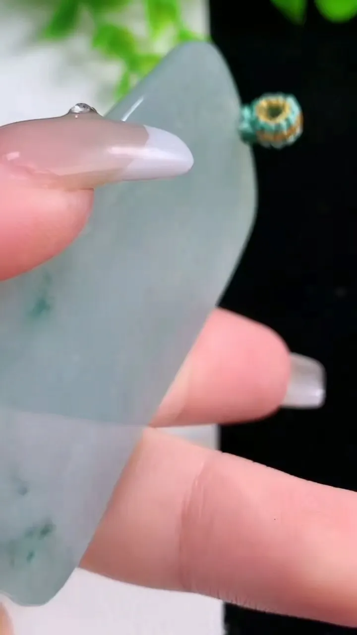 天然A货翡翠冰种飘花大日如来吊坠，尺寸64.8-32-4.8，重量:29.26g
1月16日