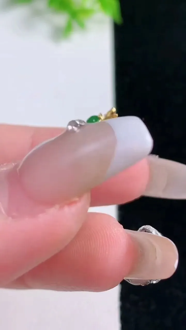 天然A货翡翠18K金紫罗兰蛋面吊坠，尺寸27.2-18.3-17.3-9.7，重量:6.39g
1月16日