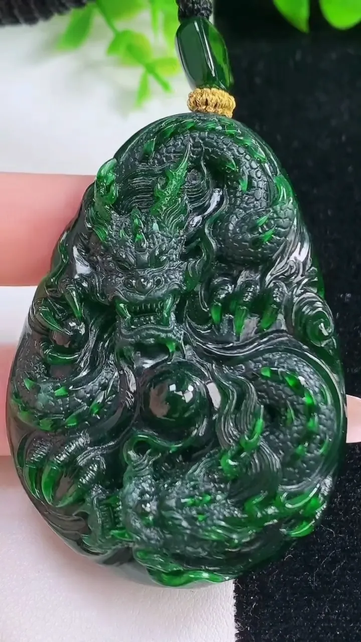 天然A货翡翠双龙戏珠 龙牌吊坠，尺寸63.7-45-10.8，重量:63.09g
1月17日