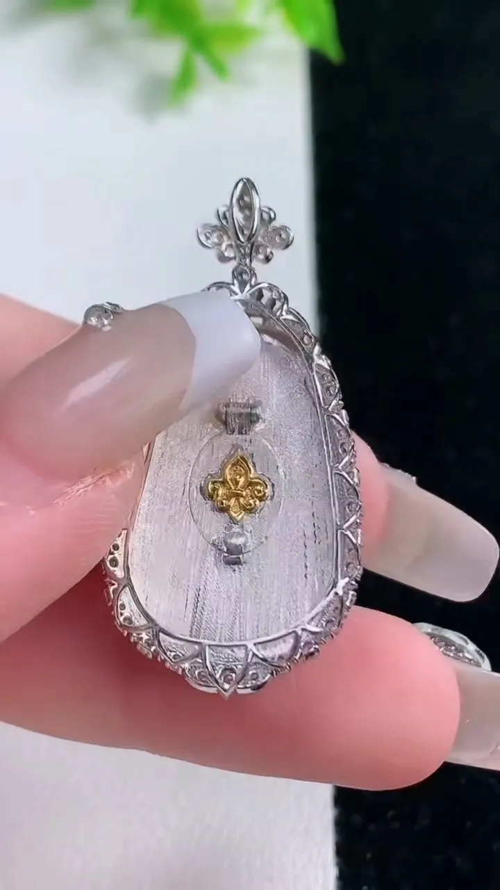 天然A货翡翠如意吊坠，尺寸39-18.2-5.4，裸石25.7-16重量:4.05g
1月17日