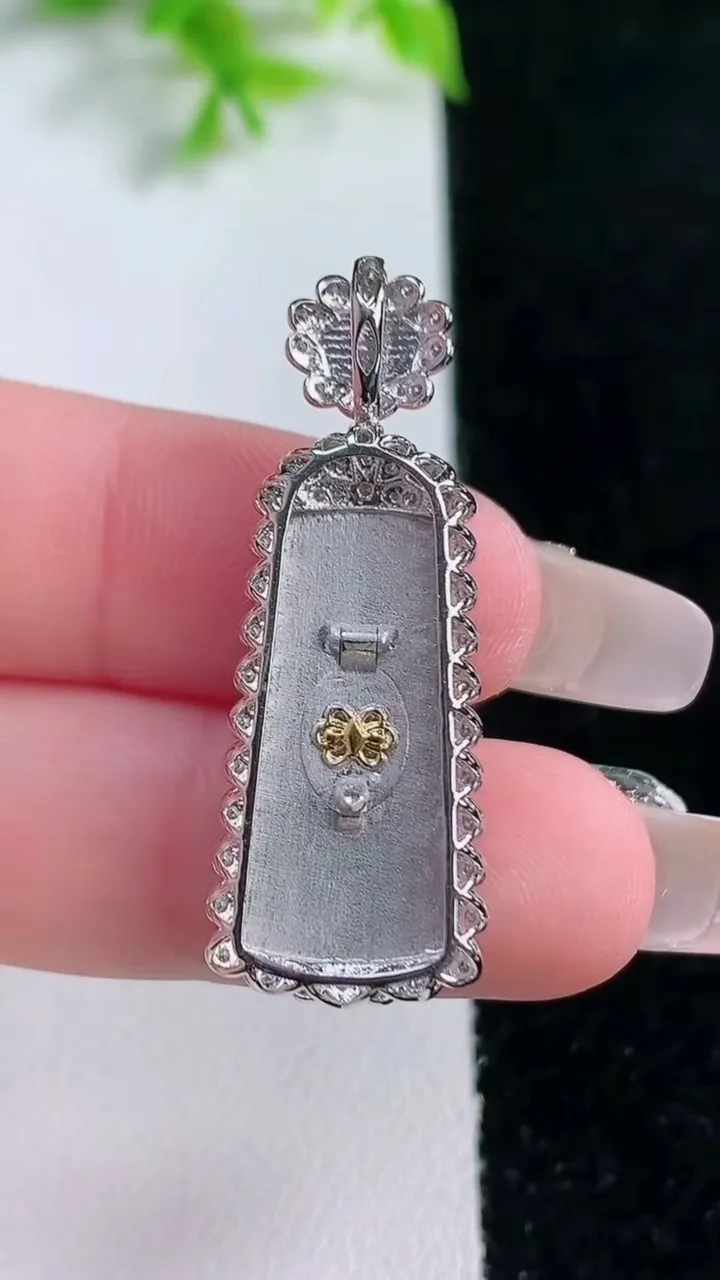 天然A货翡翠无事牌吊坠，尺寸36.6-13.6-5.2，裸石22.5-11.5重量:3.31g
1月17日