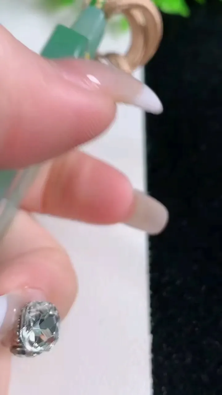 天然A货翡翠仿古无事牌吊坠，尺寸56-43.8-5.6，重量:45.00g
1月17日