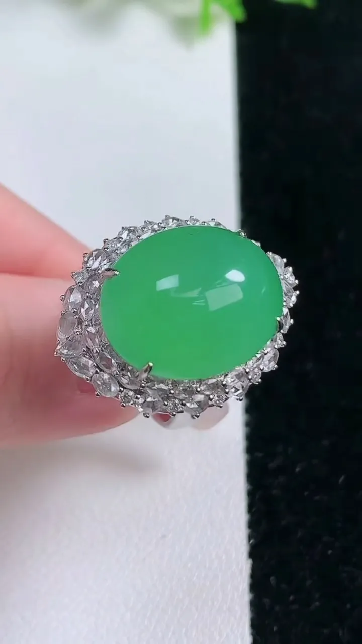 天然A货翡翠蛋面戒指 吊坠两用款，尺寸17.3-18.6-14.7-15.7，重量:11.33g2026年1月17日
工厂直销收藏佳品,种好水足，色泽均匀，有种有色，上手高大气！