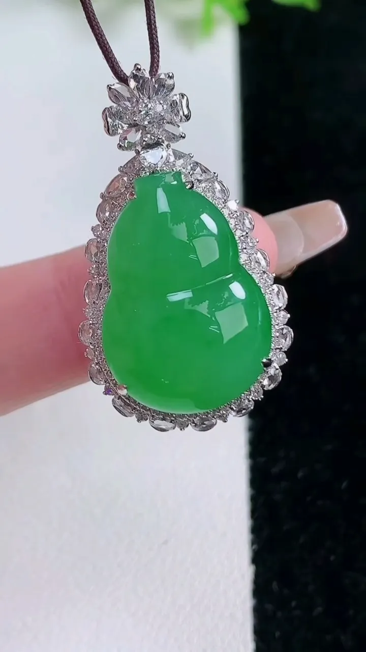 天然A货翡翠葫芦吊坠，尺寸33.5-19.4-12.4，裸石21-14.7重量:7.83g
1月17日