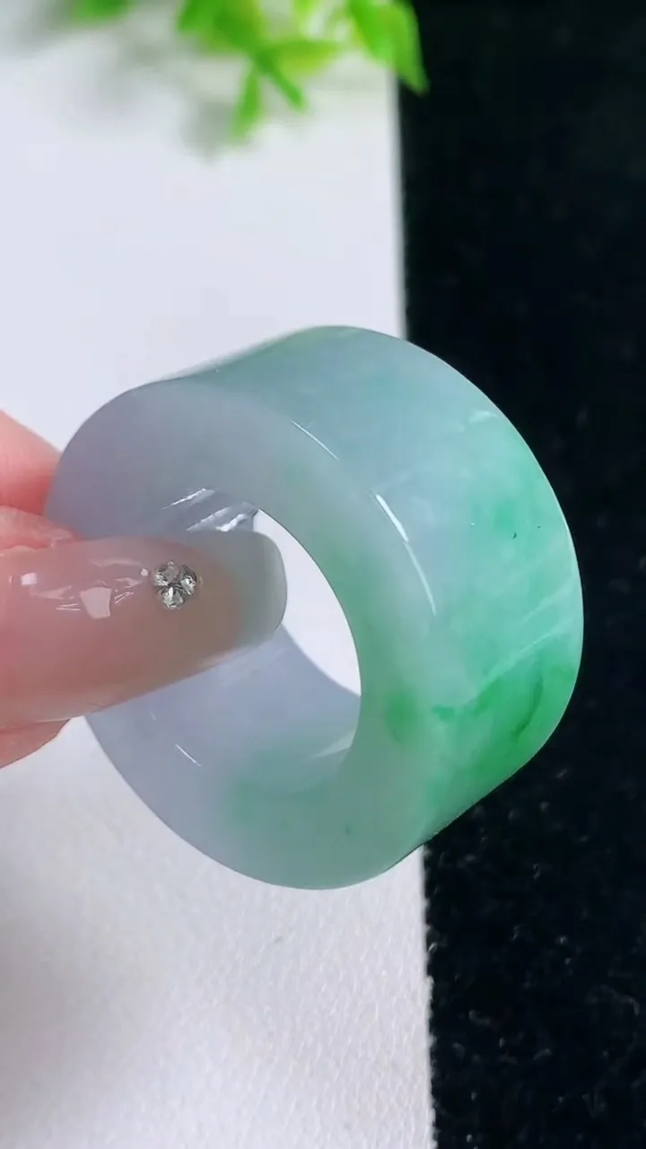 天然A货翡翠方形指环扳指，尺寸19.4-14-6.4，重量:24.94g
1月17日