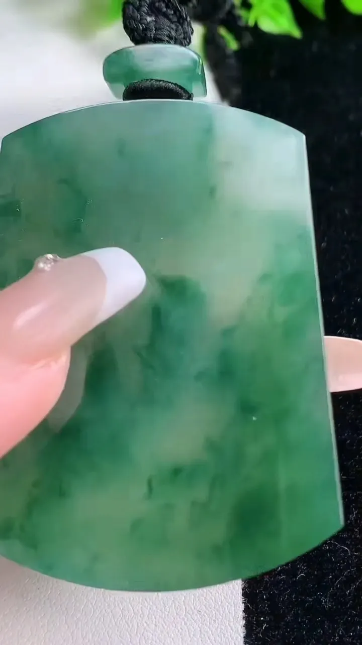 天然A货翡翠种飘花无事牌吊坠，尺寸57.5-42.3-5.8，重量:48.29g
1月17日