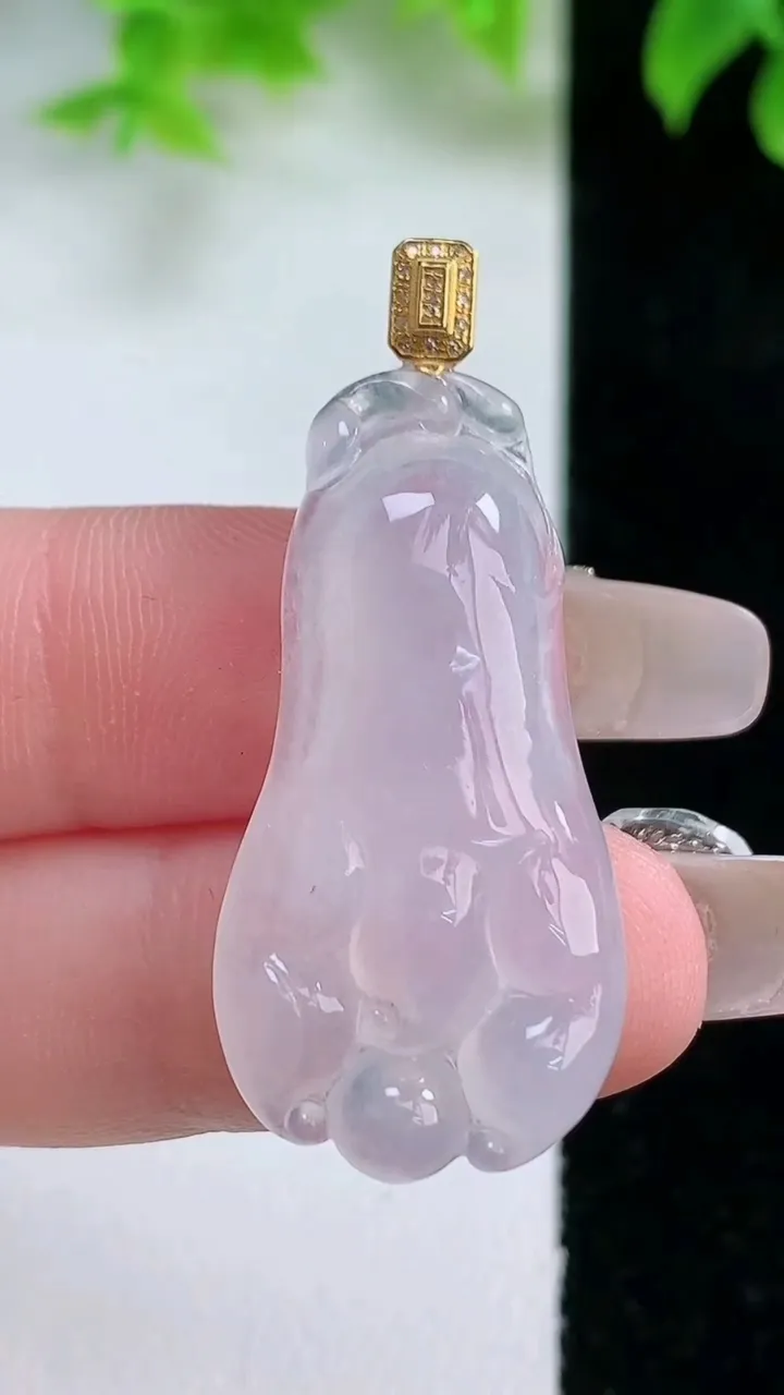 天然A货翡翠种白冰佛手瓜吊坠，尺寸34-17.4-6，重量:5.88g
1月17日