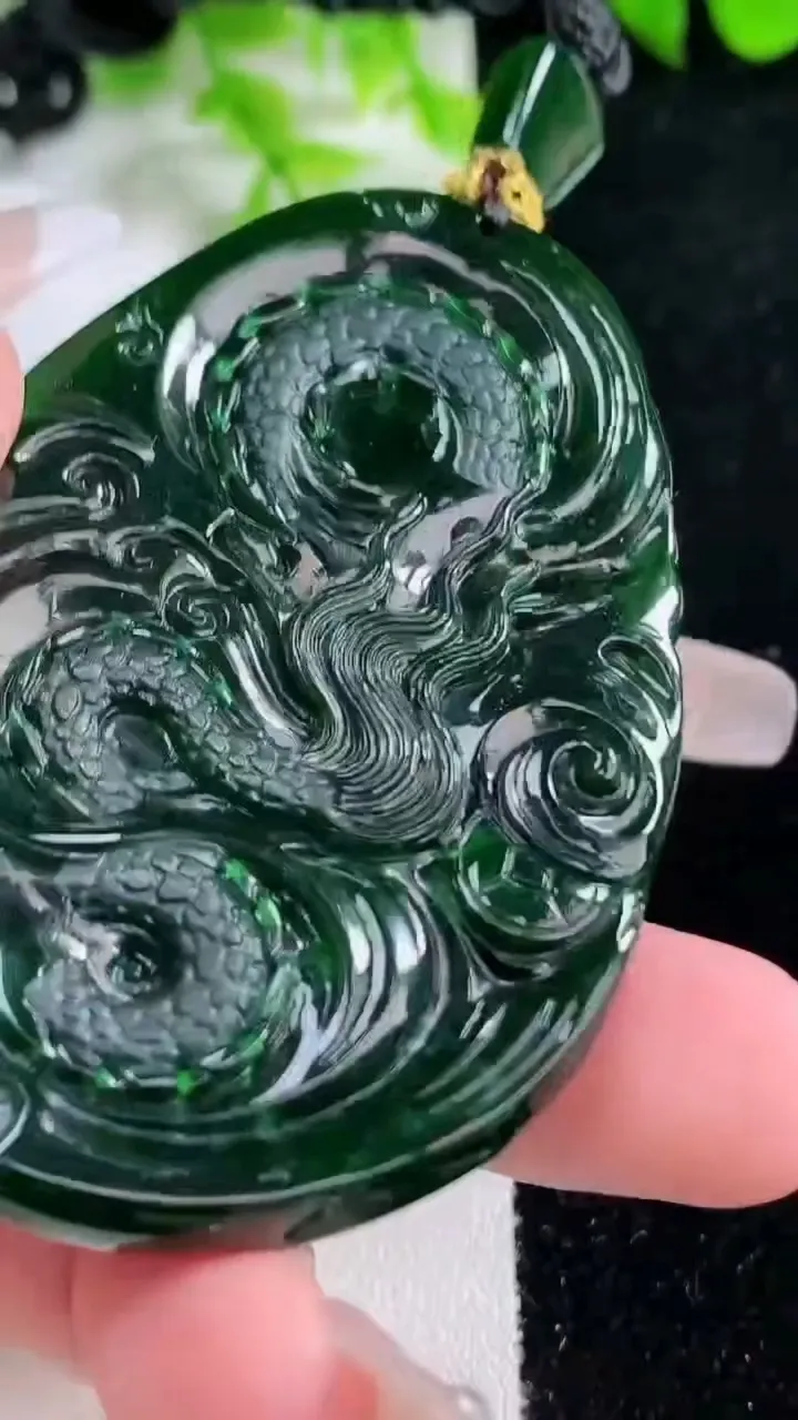 天然A货翡翠双龙戏珠 龙牌吊坠，尺寸63.7-45-10.8，重量:63.09g
1月17日