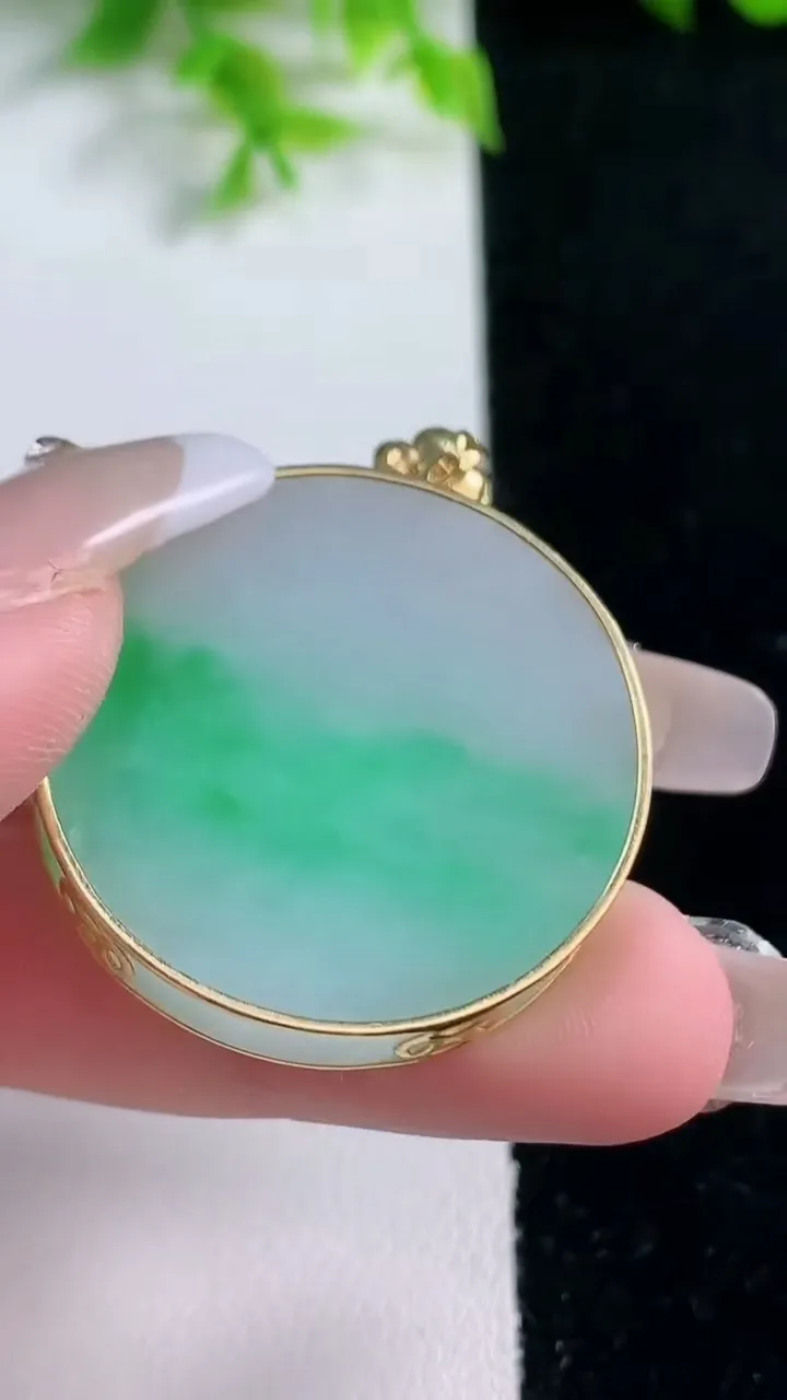 天然A货翡翠无事牌吊坠，尺寸30.2-5.8，重量:16.39g
1月17日